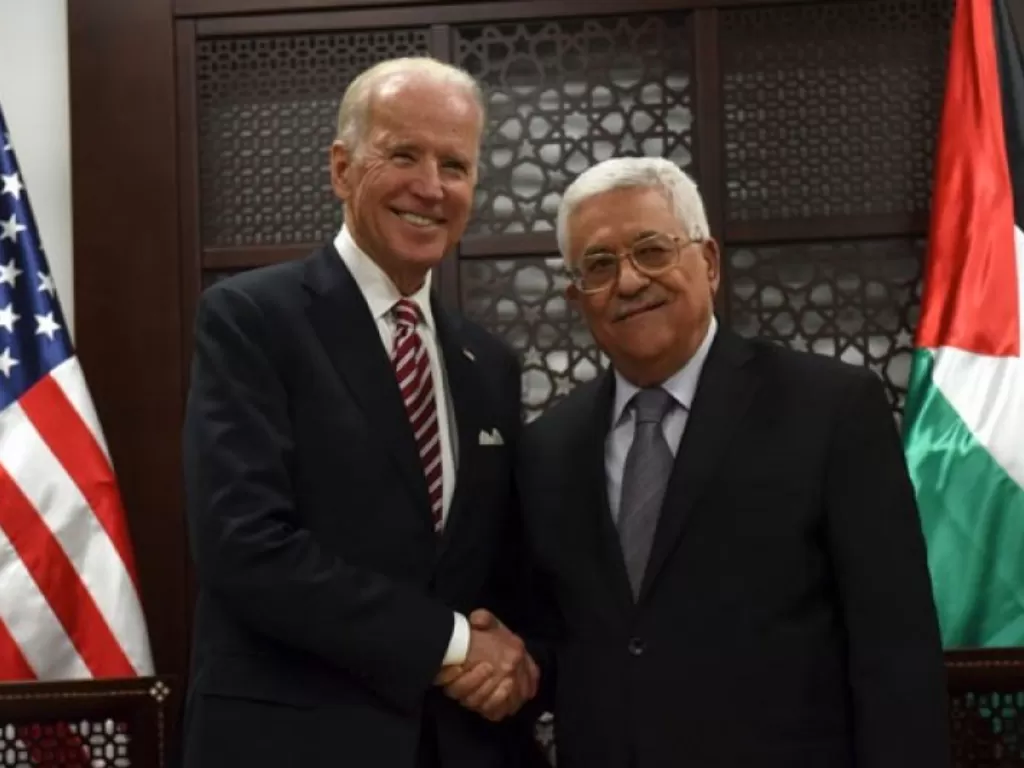 Joe Biden (Kiri) saat menjabat sebagai Wakil Presiden Amerika Serikat bersalaman dengan Presiden Palestina Mahmoud Abbas di kota Ramallah Tepi Barat, Rabu (9/3/16). (REUTERS/Debbie Hill/Pool/cfo/1)