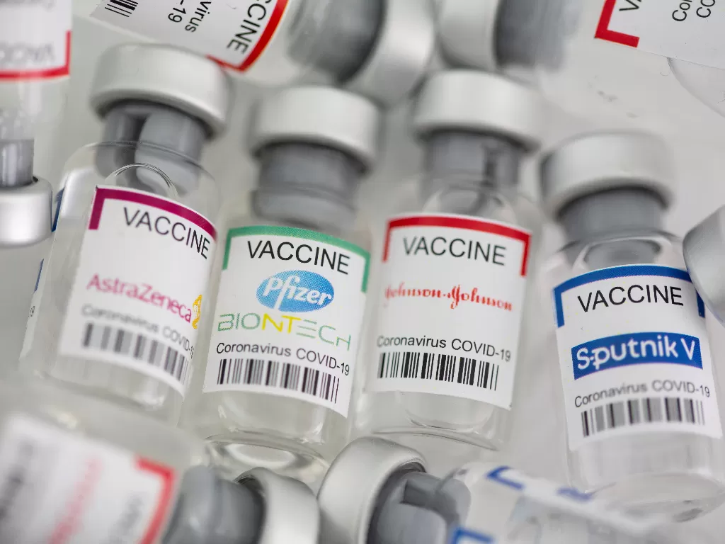 Vaksin AstraZeneca dan Pfizer akan dicampur di Spanyol (REUTERS/Dado Ruvic/Illustration//File Photo)