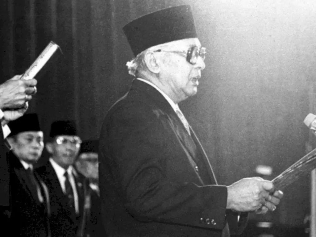 Jend TNI (Purn) Soeharto dilantik menjadi Presiden RI periode 1988-1993 dalam Rapat Paripurna ke-11 MPR di gedung DPR/MPR Senayan, Jakarta, Jumat (11/3/1988). (ANTARAFOTO/N04)