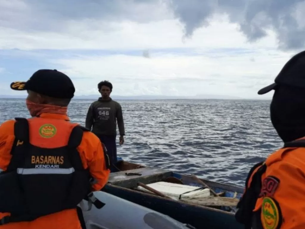 Tim SAR gabungan Basarnas Kendari Pos SAR Baubau saat operasi pencarian nelayan bernama La Mpedu (53) yang hilang saat memancing ikan. (ANTARA/HO-Humas Basarnas Kendari)
