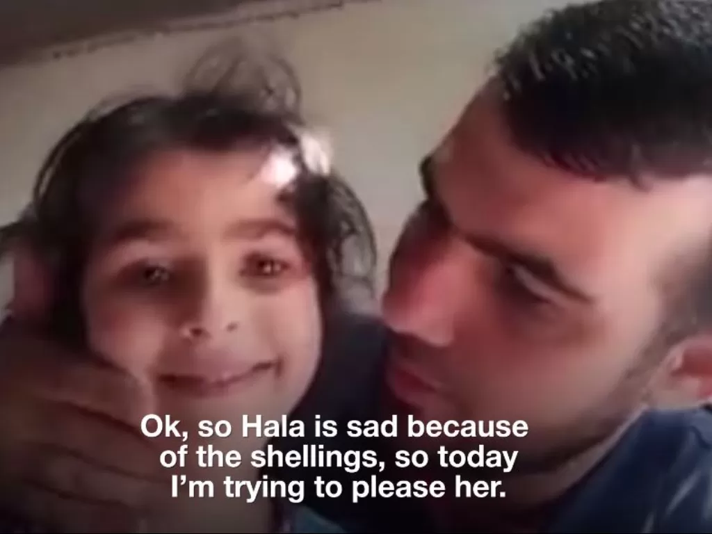 Ahmed al-Mansi saat menenangkan anak di tengah serangan Israel (YouTube)