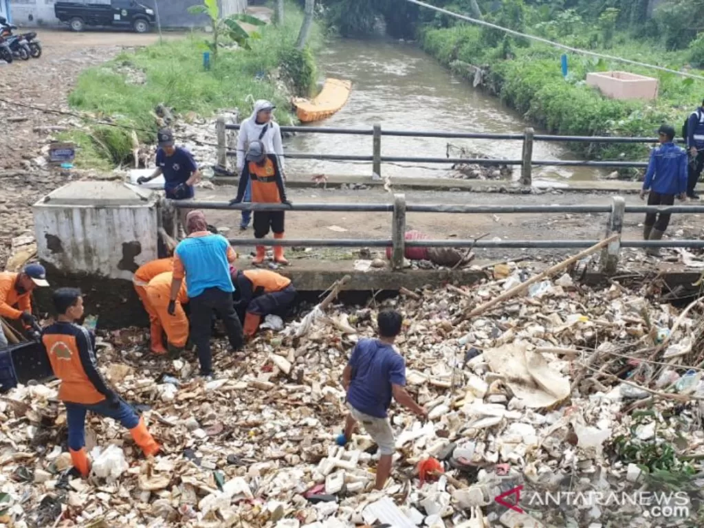 Petugas DLH saat mengangkut sampah dari Kali Baru di Cilebut, Sukaraja, Bogor, pada Jumat (21/5/2021). (ANTARA/M Fikri Setiawan)