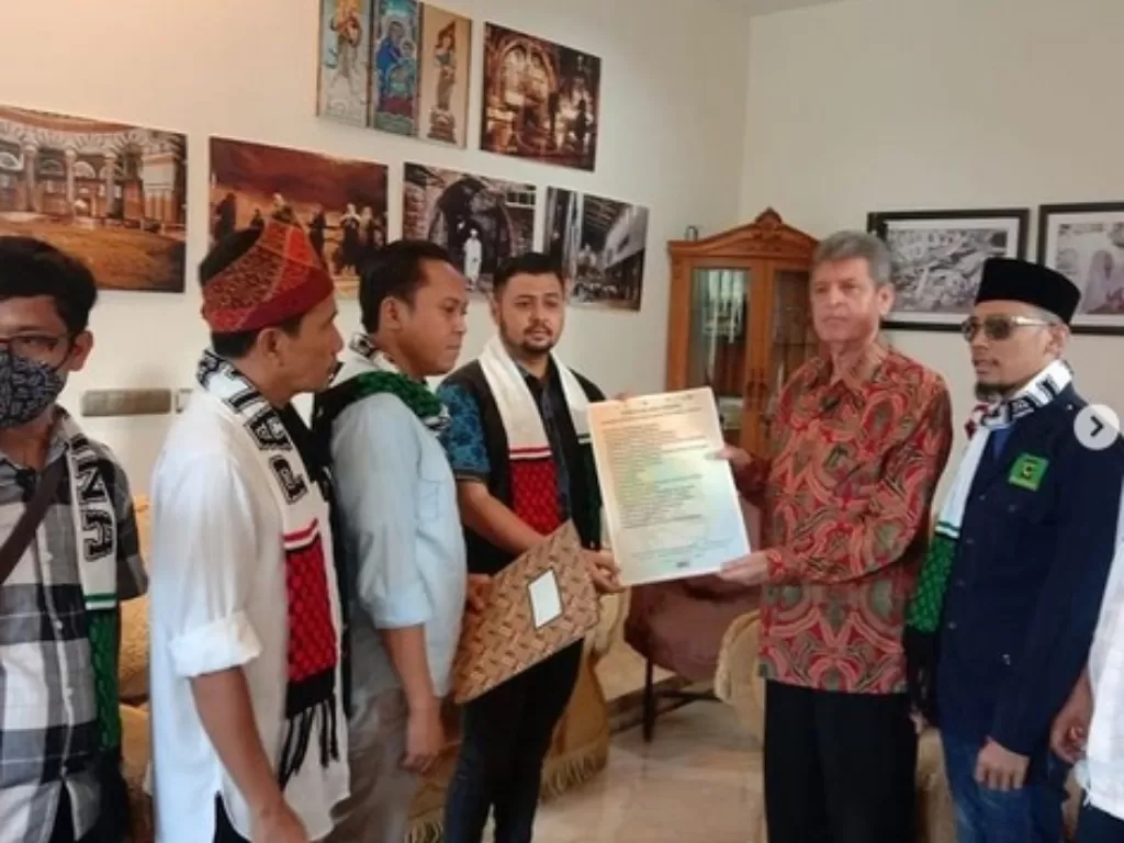 Penyerahan surat dukungan kepada Dubes palestina untuk indonesia Mr. Zuhair Al Shun dari Pemuda Jakarta. (Foto: Instagram/@mnkapisan)