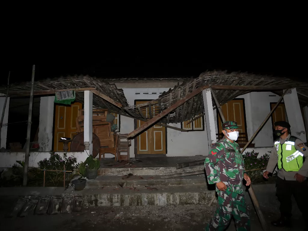 Personel TNI dan Polri mengecek kondisi rumah warga yang rusak pascagempa di Desa Ploso Kecamatan Selopuro, Blitar, Jawa Timur, Jumat (21/5/2021). (photo/ANTARA FOTO/Irfan Anshori)
