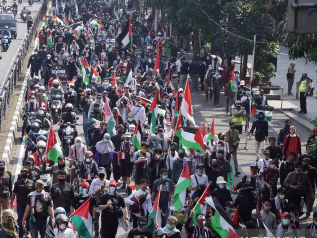 Seribuan massa aksi solidaritas untuk Palestina dengan berjalan kaki di Jalan Diponegoro, Kota Bandung, Jawa Barat, Sabtu (22/5/2021). (ANTARA/Bagus Ahmad Rizaldi)