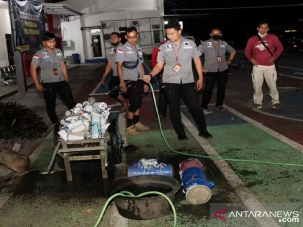 Aparat Polres Bangkalan, Madura, Jawa Timur menunjukkan barang bukti yang disita petugas dari sebuah pesta petasan yang digelar oleh warga Kecamatan Kota Bangkalan pada 20 Mei 2021. (Humas Polres Bangkalan)
