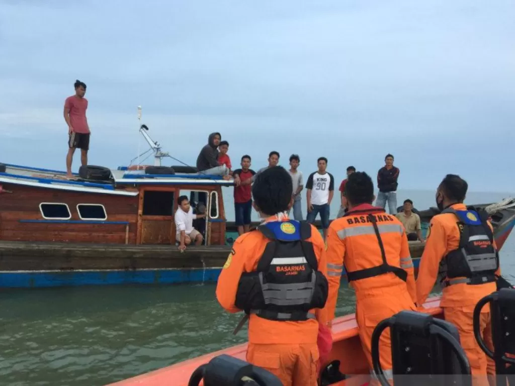 Tim SAR Jambi yang masih melakukan pencarian di lokasi kapal yang tenggelam di perairan Tanjab Timur, Jambi (photo/ANTARA/HO)