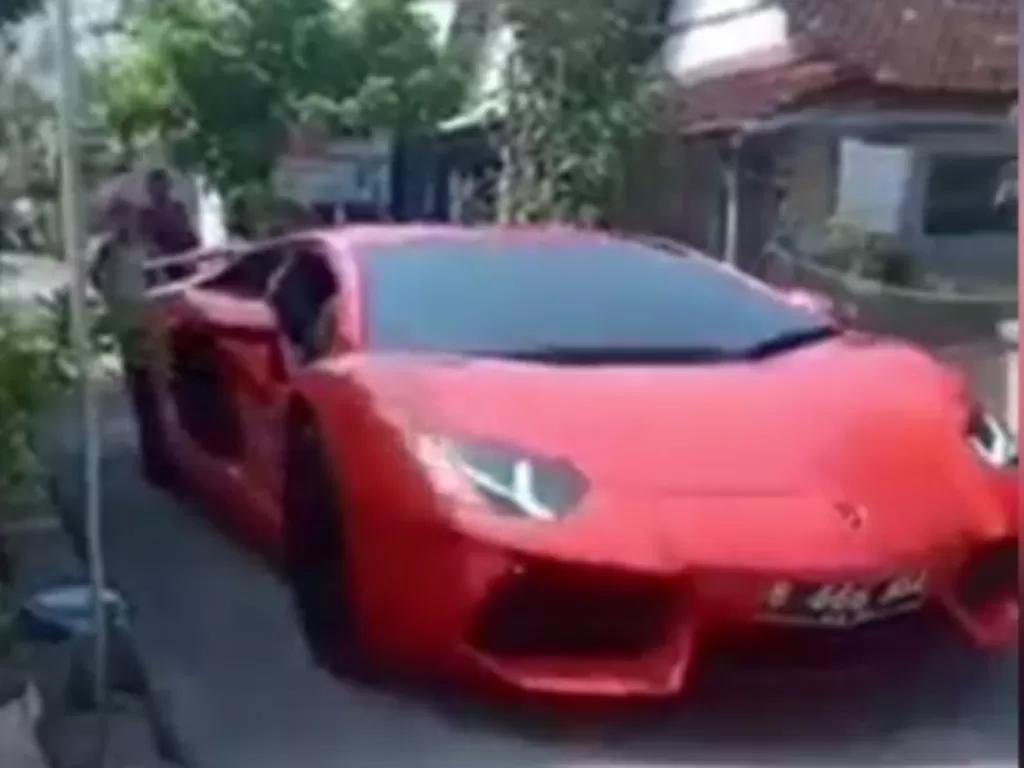Mobil Lamborghini Aventandor masuk kampung milik pengusaha sepatu. (Ist)