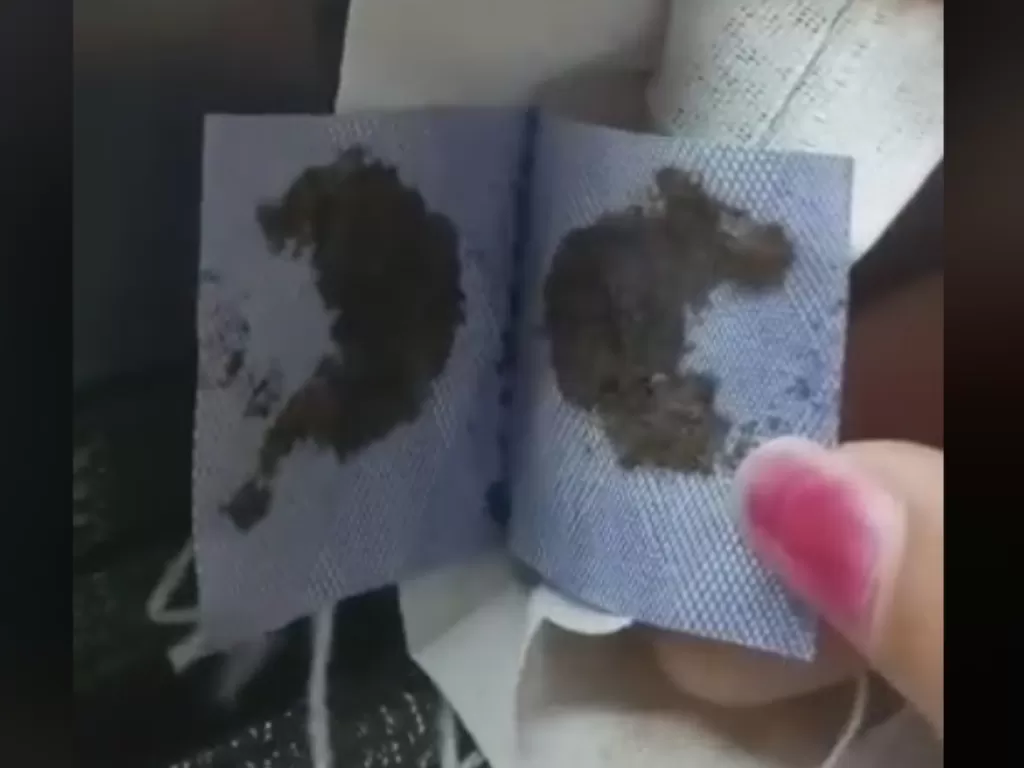Kain putih berisi tanah ada di dalam dompet viral (Tiktok)