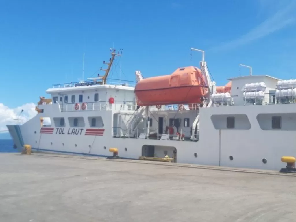 Kapal tol laut rute Maluku Utara, Sulawesi dan Pulau Jawa untuk mengangkut berbagai kebutuhan sembako. (