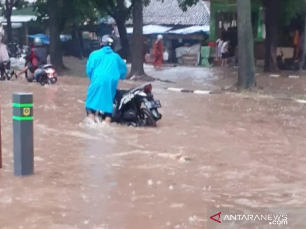 Jalan Edy Yoso Martadipura Pakansari, Cibinong, Kabupaten Bogor, Jawa Barat saat tergenang banjir efek curah hujan tinggi. (photo/ANTARA/M Fikri Setiawan)