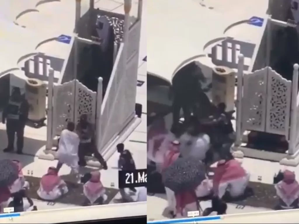 Seorang pria mencoba menyerang khotib Salat Jumat di Masjidil Haram, 21 Mei 2021. (Twitter/Saudi_Gazette)