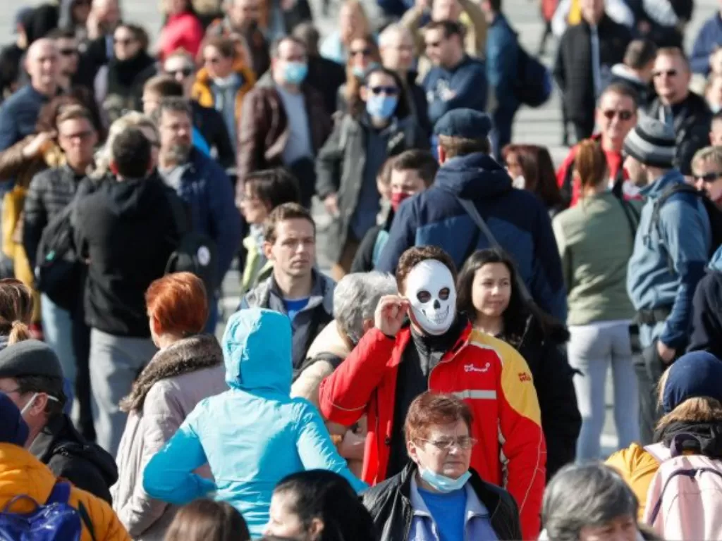 Masyarakat menghadiri demonstrasi di Lapangan Pahlawan di Budapest, Hongaria, Minggu (28/2/2021), berupa protes terhadap kebijakan pembatasan terkait virus corona (COVID-19) yang dianggap dapat membuat perekonomian memburuk . (REUTERS/Bernadett Szabo)