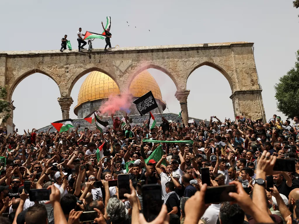 Warga Palestina rayakan 'kemenangan' di Masjid Al-aqsa. (REUTERS/Ammar Awad)