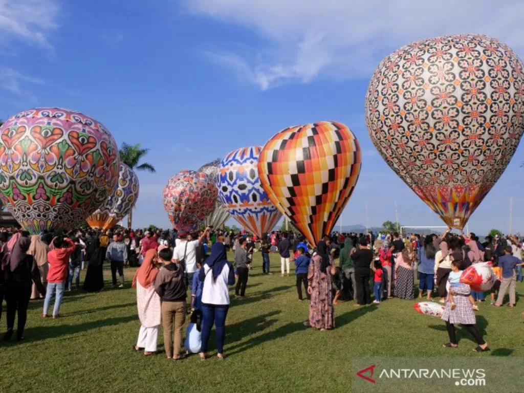 Dokumentasi. Sejumlah warga menyaksikan penerbangan balon udara di lapangan desa Kembaran, Kalikajar, Wonosobo, Jateng, Rabu (19/5/2021). (photo/ANTARA FOTO/Anis Efizudin/ilustrasi)