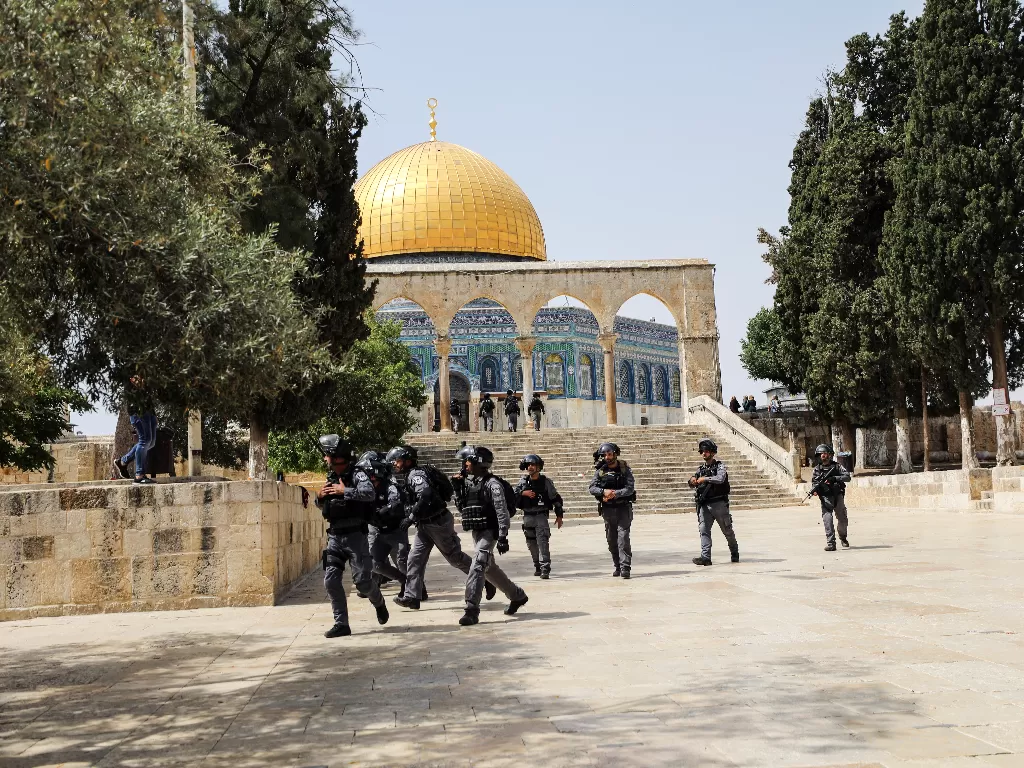 Tentara Israel di masjid Al-Aqsa. (photo/REUTERS/Ammar Awad)