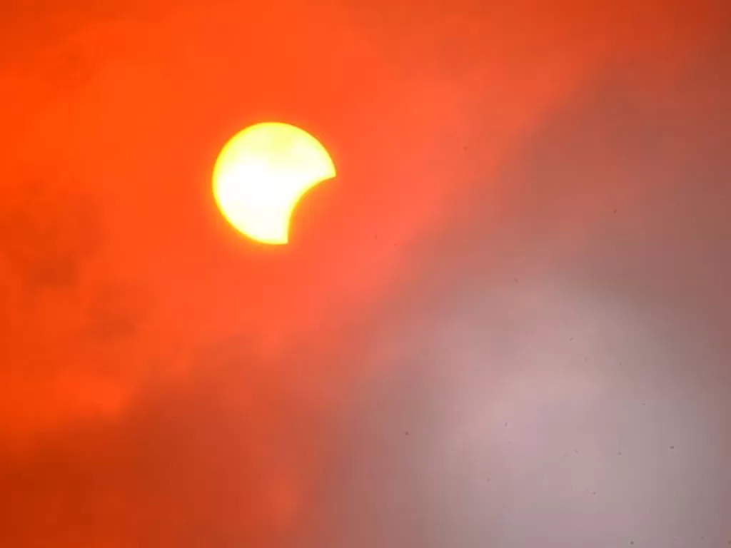 Fenomena gerhana matahari sebagian terpantau dari Manado, Suawesi Utara, Minggu (21/6/2020). Gerhana Matahari Sebagian (partial) ini teramati mulai pukul 15.28 WITA, dan puncak gerhana teradi pada pukul 16.32 WITA , berakhir pada pukul 17.28 WITA dengan t