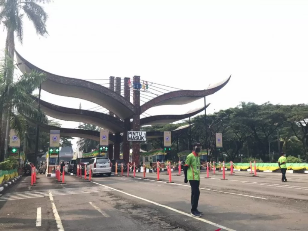 Pengunjung tengah mengantre tiket masuk di gerbang Taman Mini Indonesia Indah (TMII), Jakarta Timur, Minggu (23/5/2021). (ANTARA/Anisyah Rahmawati)