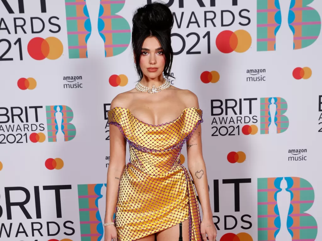 Dua Lipa saat menghadiri Brit Awards 2021 (EUTERS)