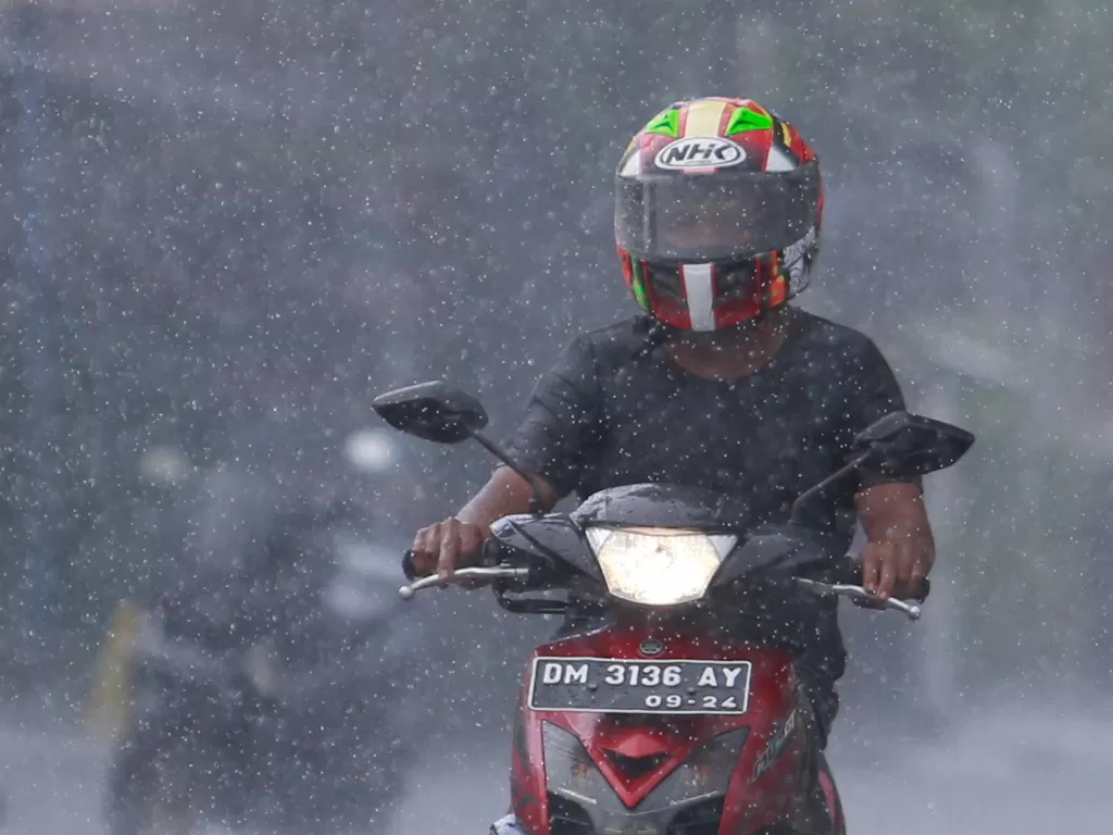 Hujan diperkirakan turun di sebagian wilayah Indonesia (ANTARA FOTO/Adiwinata Solihin)