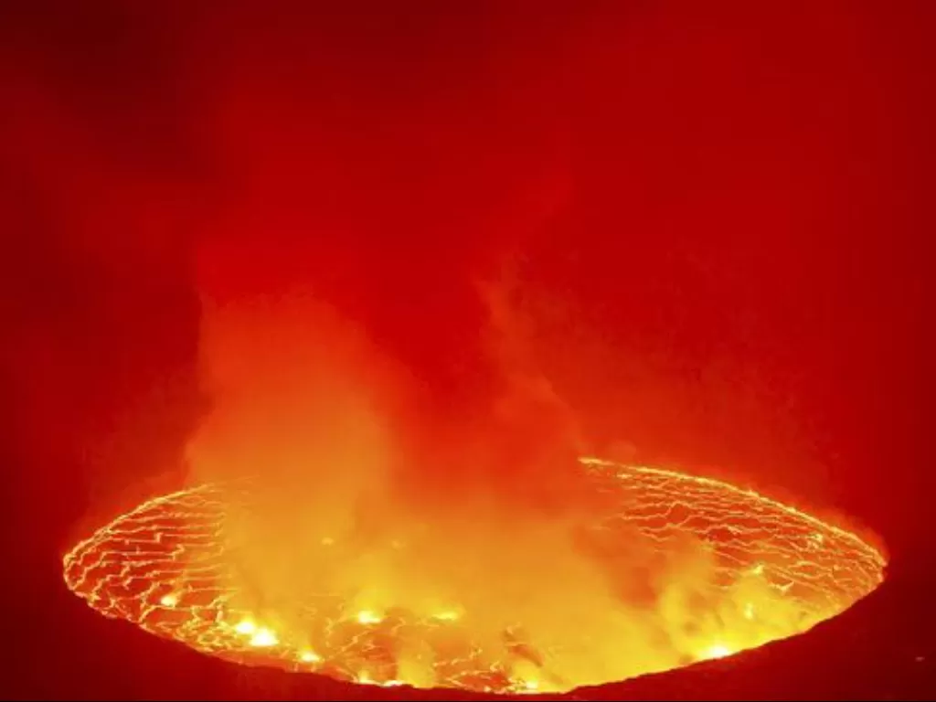 Gunung Nyiragongo meletus. (REUTERS/HEREWARD HOLLAND)