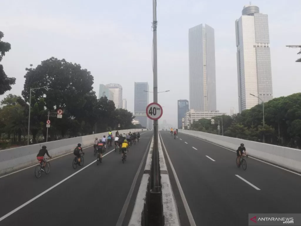 Sejumlah pesepeda memacu kecepatan saat berlangsungnya uji coba pemberlakuan lintasan road bike di jalan layang non tol (JLNT) Kampung Melayu-Tanah Abang, Jakarta, Minggu (23/5/2021). (photo/ANTARA FOTO/Akbar Nugroho Gumay/ilustrasi)