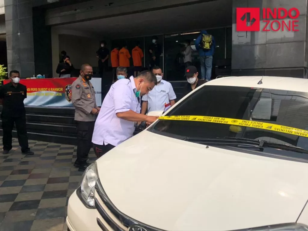 Mobil rental hasil penggelapan yang kini diamankan di Mapolda Metro Jaya, Jakarta. (INDOZONE/Samsudhuha Wildansyah)