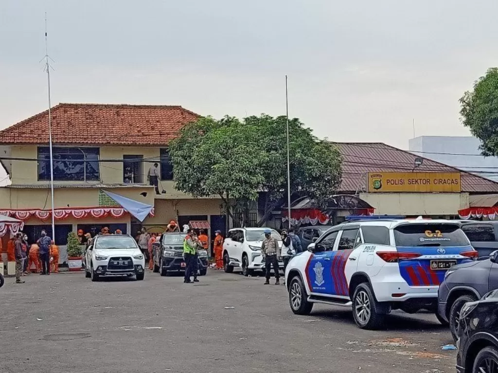 Petugas kepolisian melakukan olah TKP di Mapolsek Ciracas, Jalan Raya Bogor, Jakarta Timur, usai penyerangan oleh sekitar 100 orang yang tidak dikenal, Sabtu (29-8-2020). ANTARA/Andi Firdaus