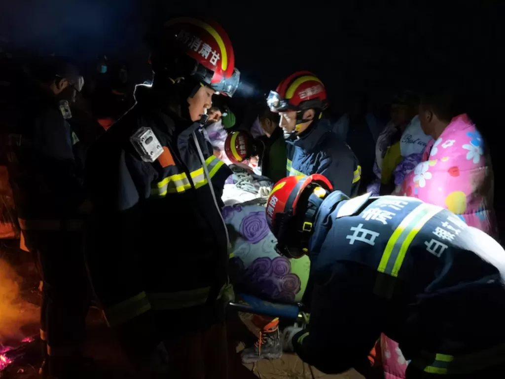 Tim penyelamat mengevakuasi peserta lomba lari yang terjebak cuaca ekstrem di Tiongkok. (REUTERS)