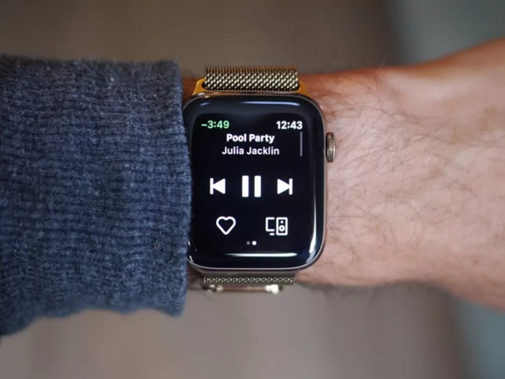 Tampilan aplikasi standalone Spotify di perangkat Apple Watch (photo/Media Beast)