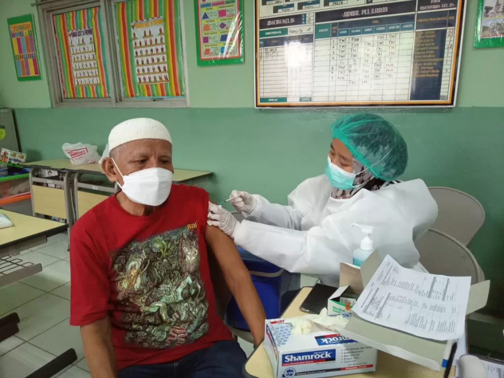 Para lansia, petugas layanan publik dan takmir/pegiat masjid menerima vaksin dosis kedua dari program sentra vaksin yang difasilitasi oleh Yayasan Muslim Sinar Mas Land bekerja sama dengan Dinas Kesehatan Kota Tangerang Selatan, Forum Masjid dan Mushola B