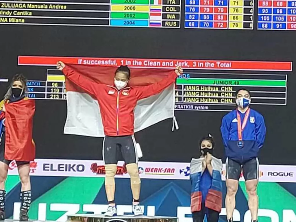 Windy Cantika Aisah meraih medali emas di Kejuaraan Angkat Besi Dunia Junior 2021 (Istimewa)