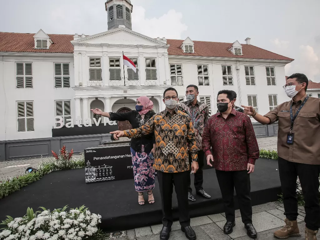 Gubernur DKI Jakarta Anies Baswedan (kedua kiri) berbincang dengan Menteri BUMN Erick Thohir (kedua kanan), Menteri Pariwisata dan Ekonomi Kreatif Sandiaga Uno (kanan), Direktur Utama PT Jakarta Tourisindo Novita Dewi (kiri) dan Direktur Utama PT Pengemba