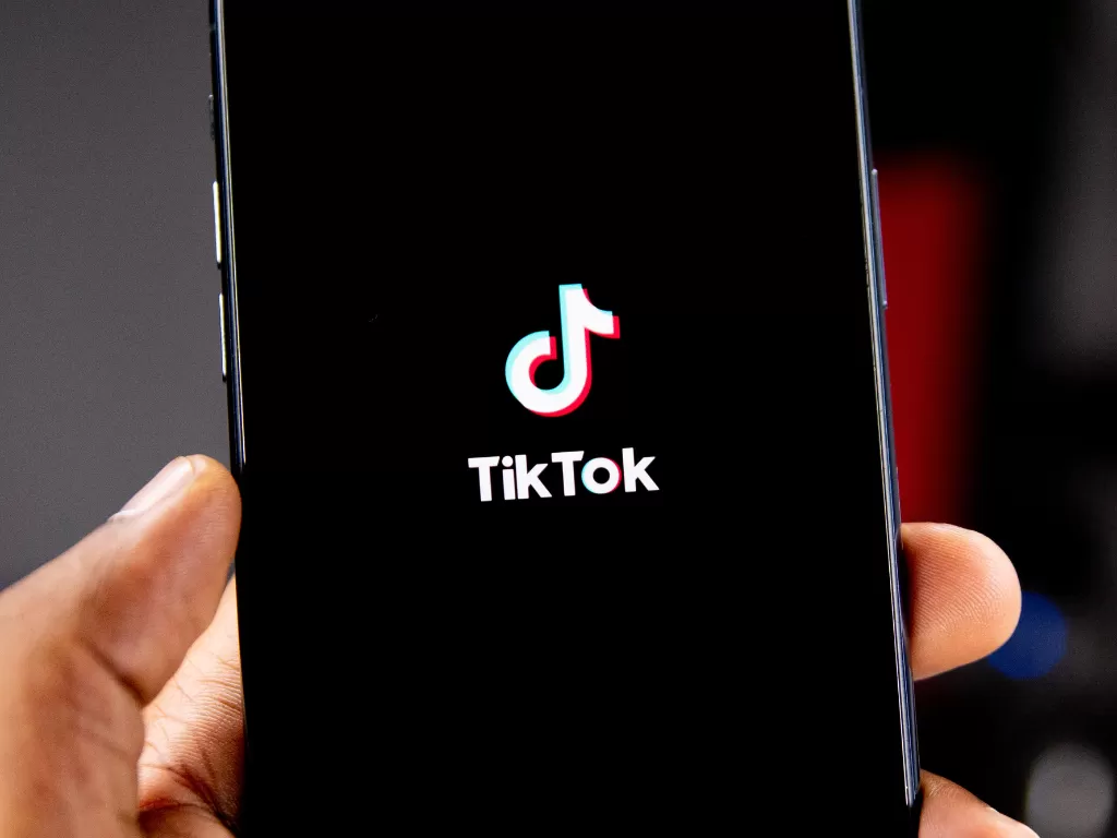 Tampilan logo aplikasi TikTok di smartphone (photo/Unsplash/Solen Feyissa)