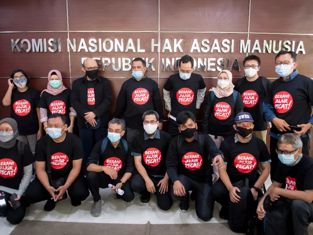 Perwakilan 75 pegawai KPK yang dinyatakan tidak lolos Tes Wawasan Kebangsaan (TWK) berfoto bersama usai audiensi dengan Komisioner Komnas HAM di Jakarta, Senin (24/5/2021). (photo/ANTARA FOTO/M Risyal Hidayat)