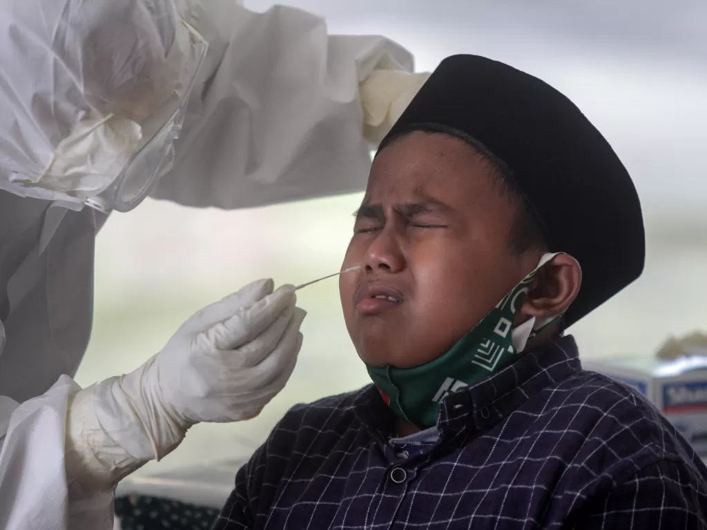 Petugas melakukan tes cepat (rapid test) Antigen COVID-19 kepada santri di Pendopo Sidoarjo, Jawa Timur, Sabtu (22/5/2021). (photo/ANTARA FOTO/Umarul Faruq/ilustrasi)