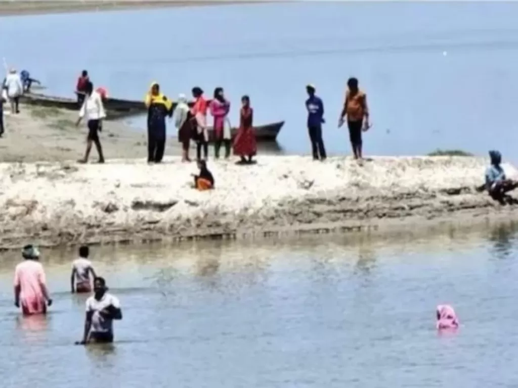 Penduduk desa di India melompat ke sungai karena tak mau divaksinasi. (orientaldaily)