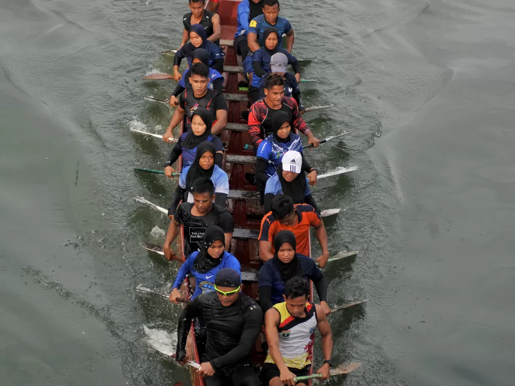 Tim Dayung Perahu Naga nomor 22 pedayung campuran (ANTARA FOTO/Iggoy el Fitra)