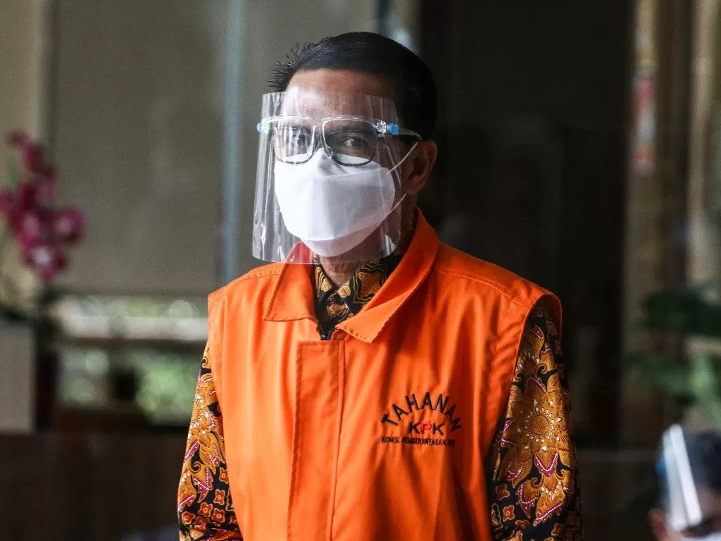 Tersangka Gubernur nonaktif Sulawesi Selatan Nurdin Abdullah berjalan usai menjalani pemeriksaan di Gedung KPK, Jakarta, Selasa (25/5/2021). (photo/ANTARA FOTO/Rivan Awal Lingga)