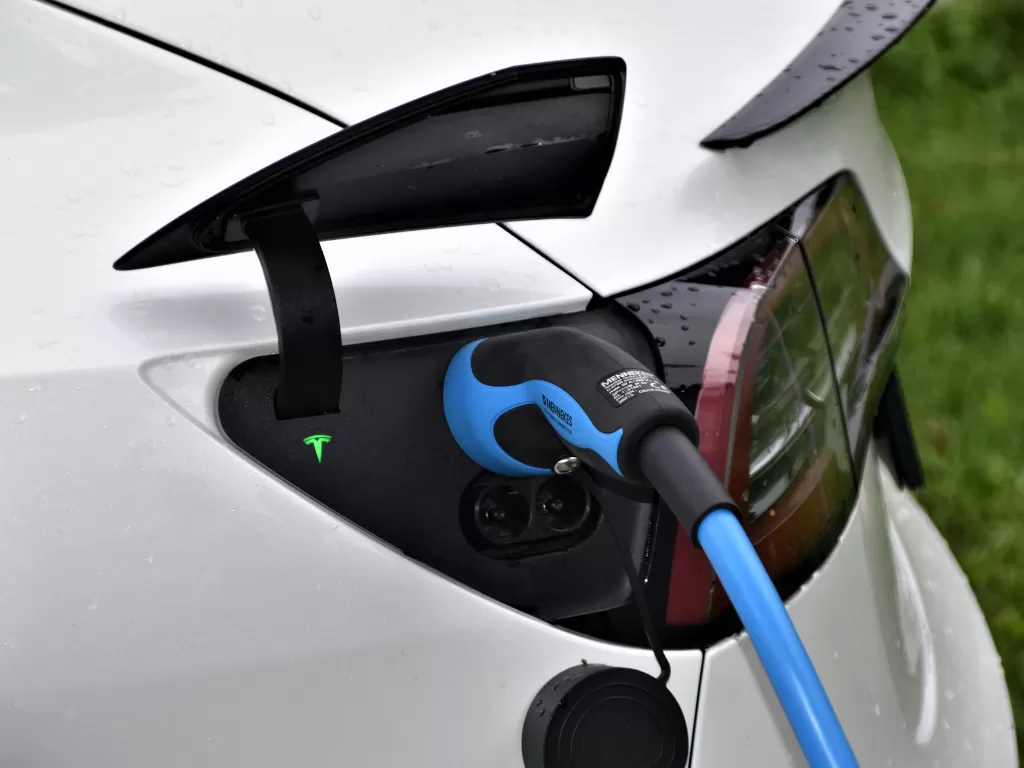 Mobil listrik Tesla saat melakukan pengisian daya (photo/Unsplash/Waldermar Brandt)