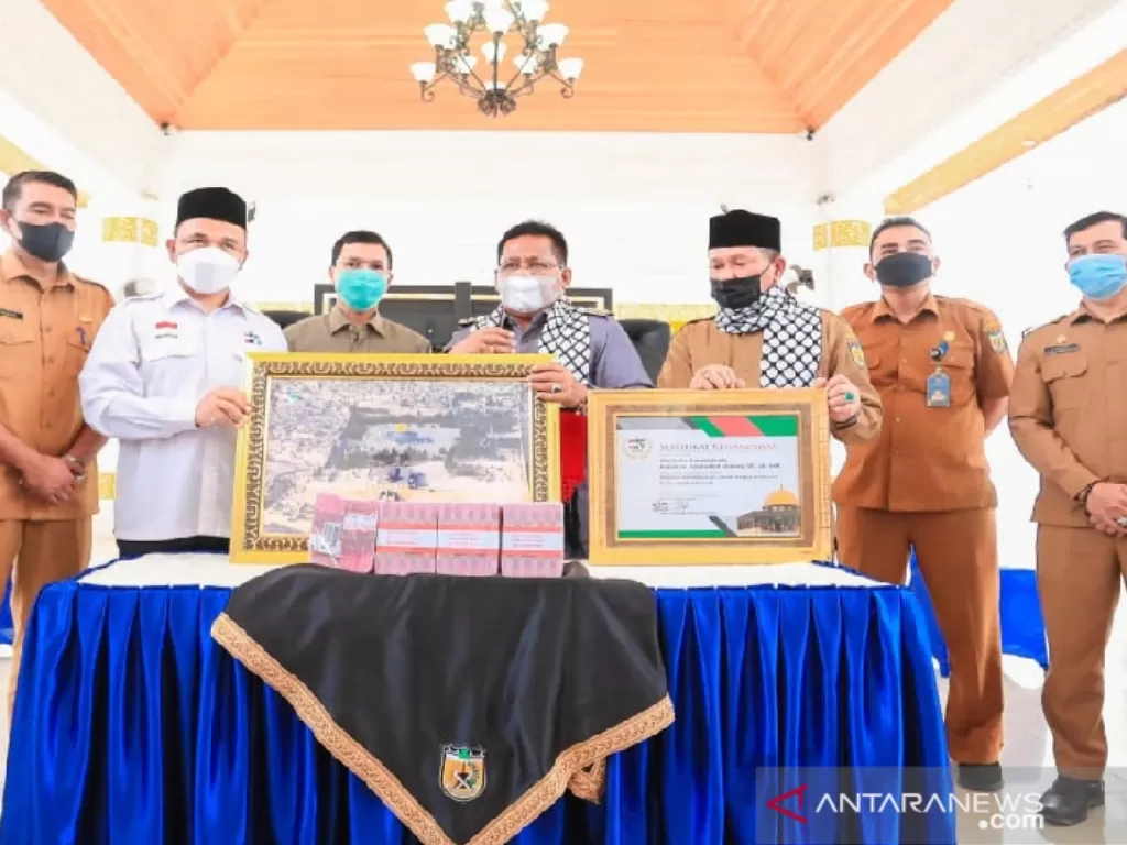 Wali Kota Banda Aceh Aminullah Usman saat menyerahkan bantuan ASN setempat untuk Palestina kepada KNRP Banda Aceh, Selasa (25/6/2021) (ANTARA/HO/Dok.Humas Pemko Banda Aceh)