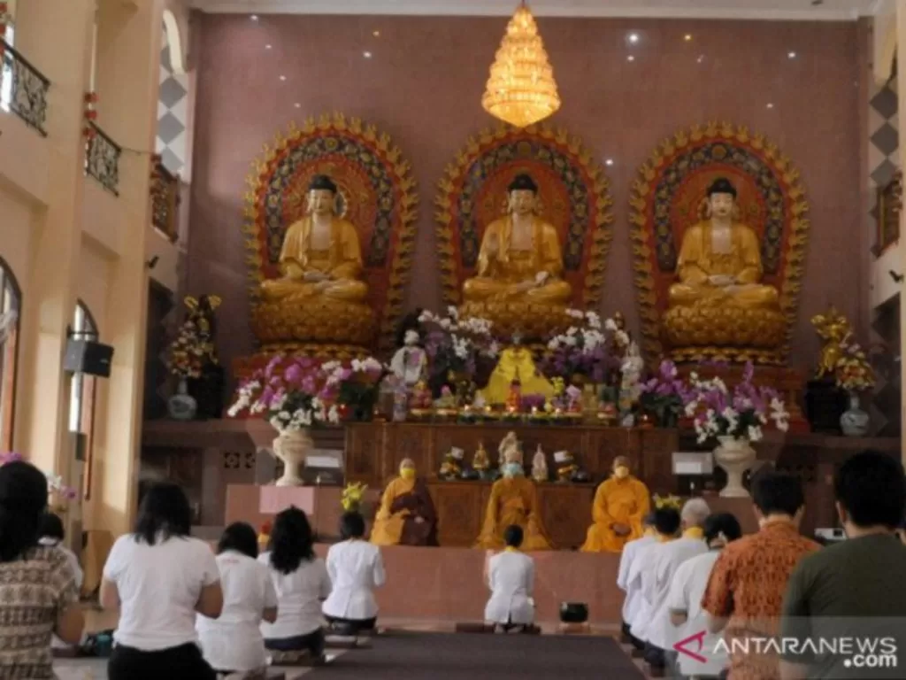 Sejumlah umat Budha Palembang melakukan ibadah Hari Raya Tri Suci Waisak 2565 Tahun Buddhis di Vihara Dharmakirti Palembang, Sumatra Selatan. (ANTARA/Feny Selly)