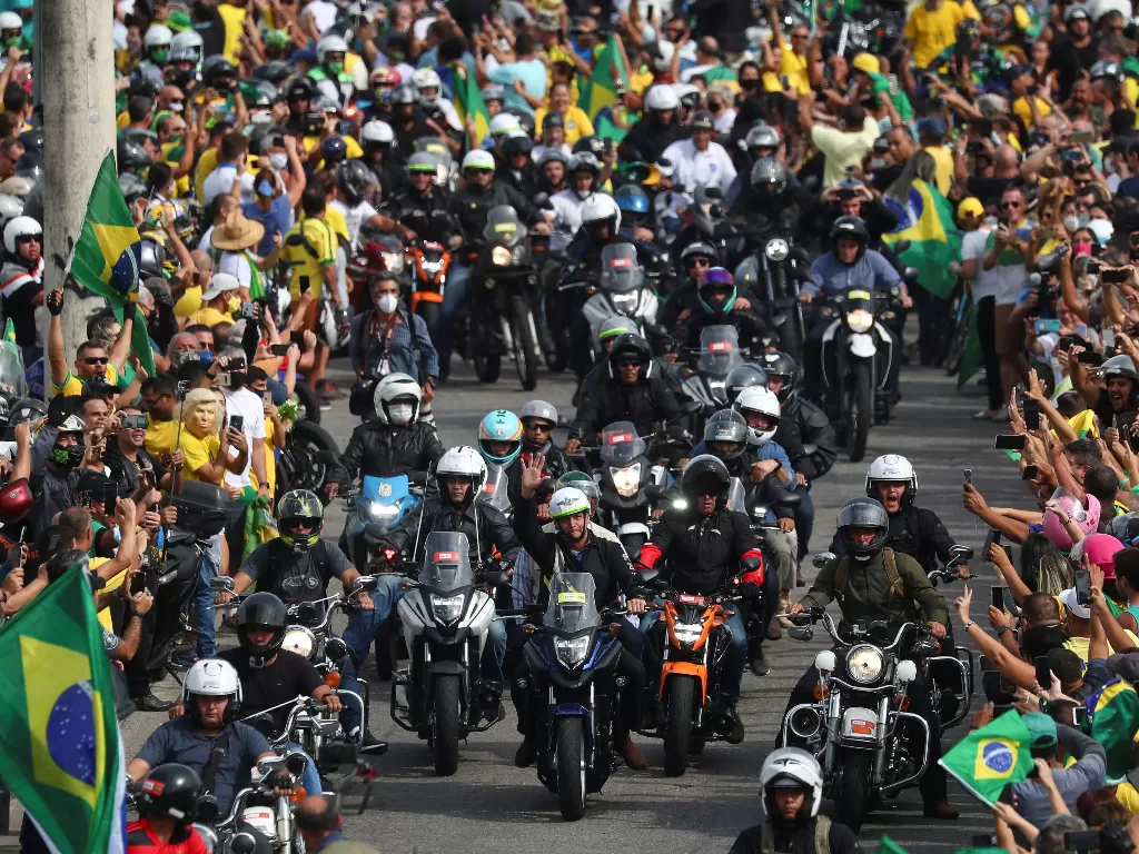 Presiden Brazil melakukan konvoi menolak lockdown (REUTERS/Pilar Olivares)