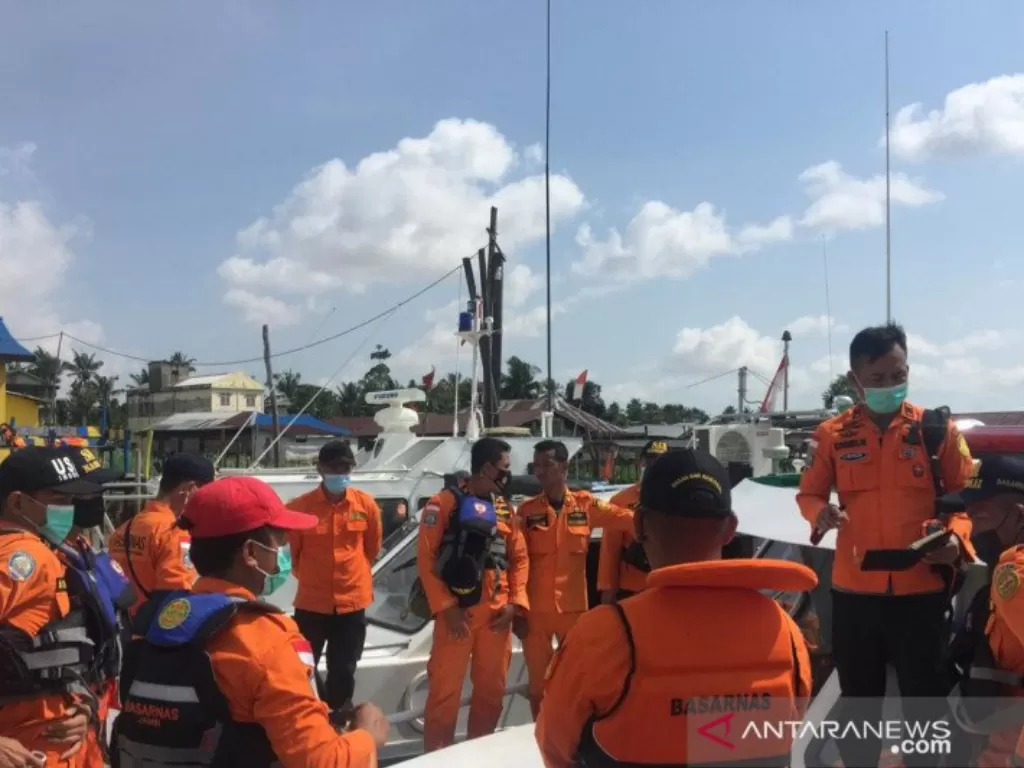 Tim SAR Gabungan usai menemukan jazad korban kapal tenggelam di Perairan Tanjab Timur, Jambi. (photo/ANTARA/dok/Basarnas Jambi)
