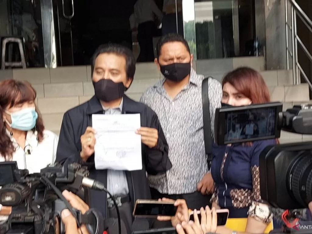 Roy Suryo (tengah) memberikan keterangan kepada wartawan usai melaporkan pesinetron Lucky Alamsyah ke Polda Metro Jaya, Senin (24/5/2021).  (photo/ANTARA/Fianda Sjofjan Rassat)