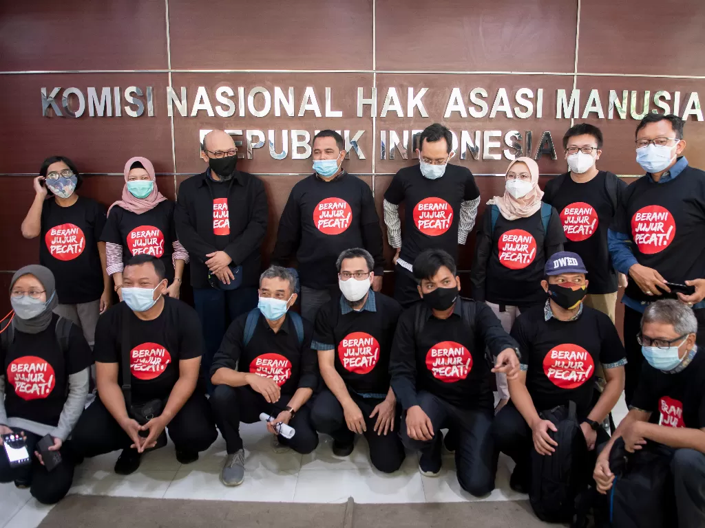 Perwakilan 75 pegawai KPK yang dinyatakan tidak lolos Tes Wawasan Kebangsaan (TWK) berfoto bersama usai audiensi dengan Komisioner Komnas HAM di Jakarta, Senin (24/5/2021). (ANTARA/M Risyal Hidayat)\