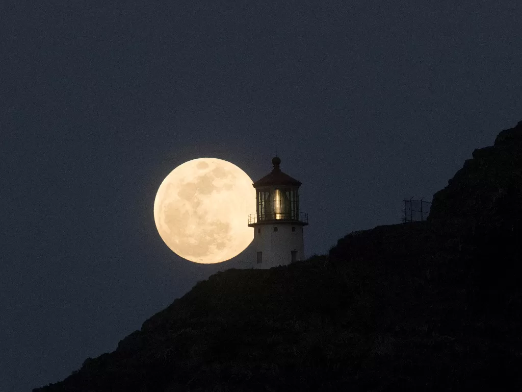 Gerhana Bulan muncul di Makapuu di timur Oahu, Honolulu, Hawaii, AS, 26 Mei 2021. (photo/REUTERS/Marco Garcia/ilustrasi)
