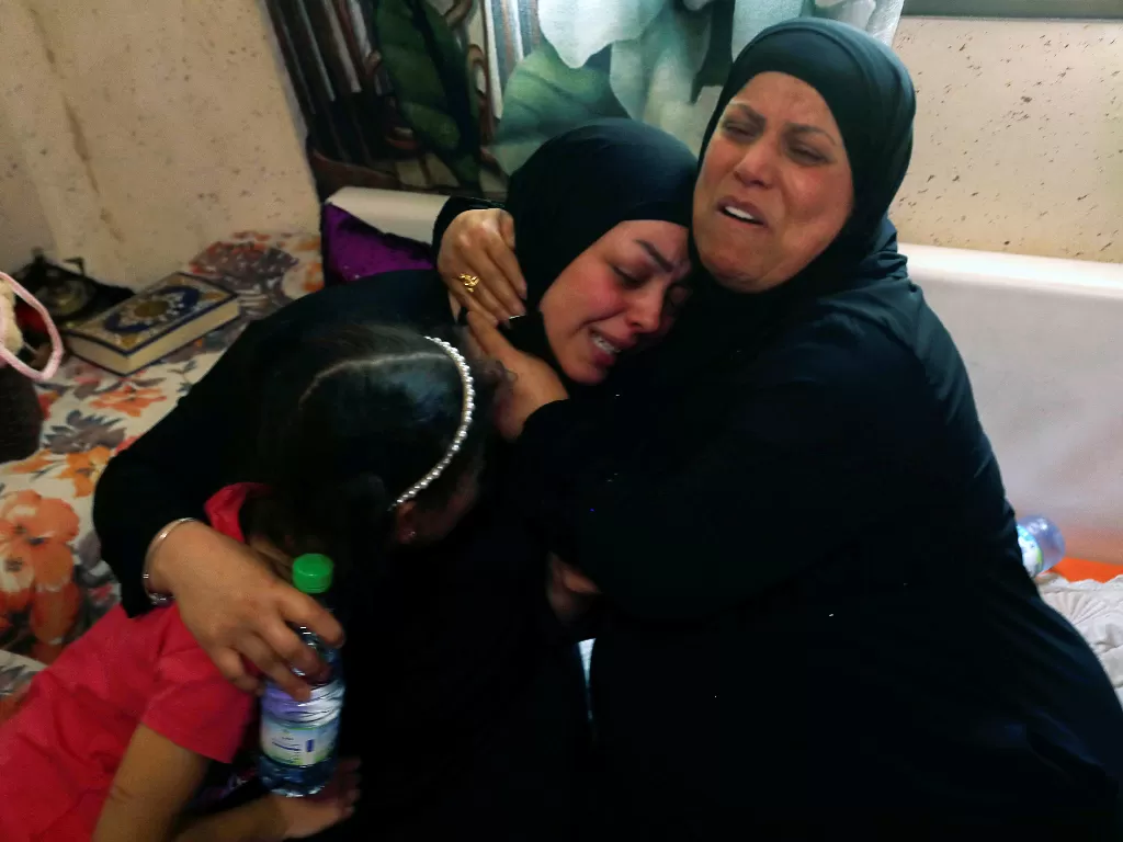 Warga Tepi Barat menangisi anggota keluarga yang tewas oleh militer Israel (REUTERS/Mohamad Torokman)