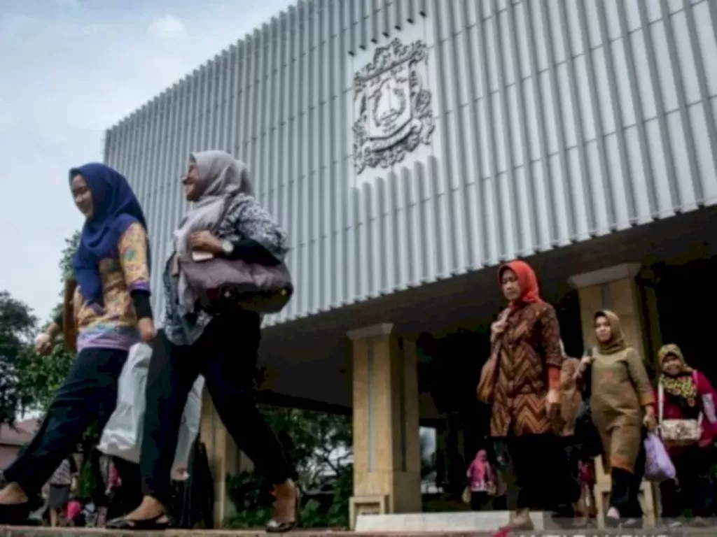 Ilustrasi sejumlah Pegawai Negeri Sipil (PNS) bergegas meninggalkan kompleks Balaikota di Jakarta. (ANTARA/Aprillio Akbar)