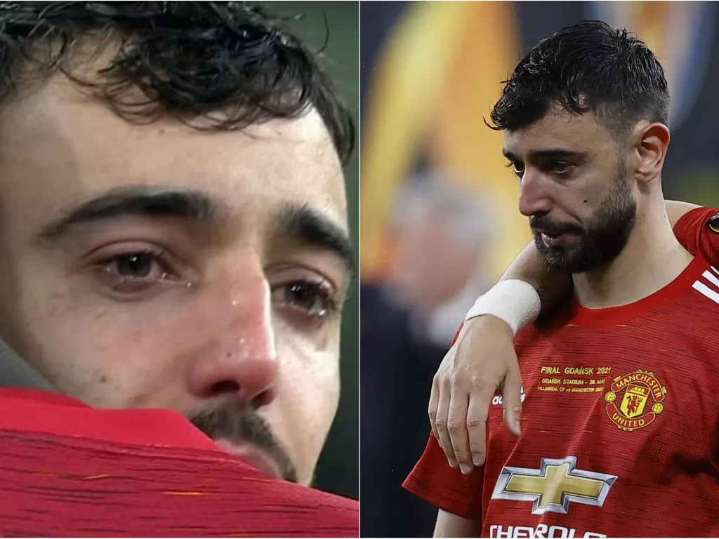 Bruno Fernandes menangis usai Manchester United kalah di final Liga Europa dari Villarreal, Kamis (27/2021) dini hari WIB. (REUTERS/KACPER PEMPEL)